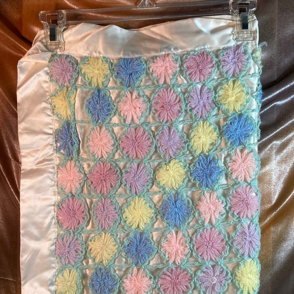 Vintage 50’s satin, flannel crochet blanket 32 x 26 white with pastels B3